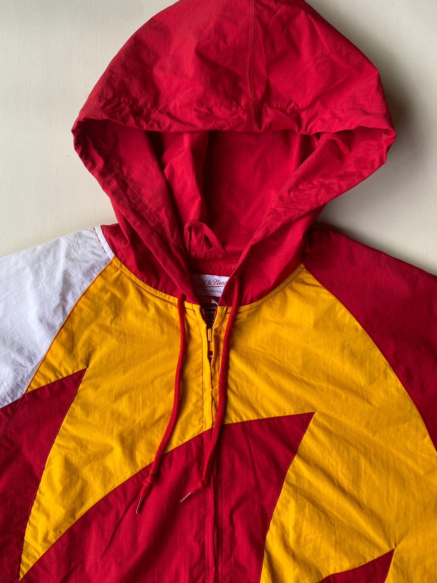 ✅ Veste coupe-vent / pluie Mitchell and Ness, Atlanta Hawks, Jaune/blanc/rouge, L