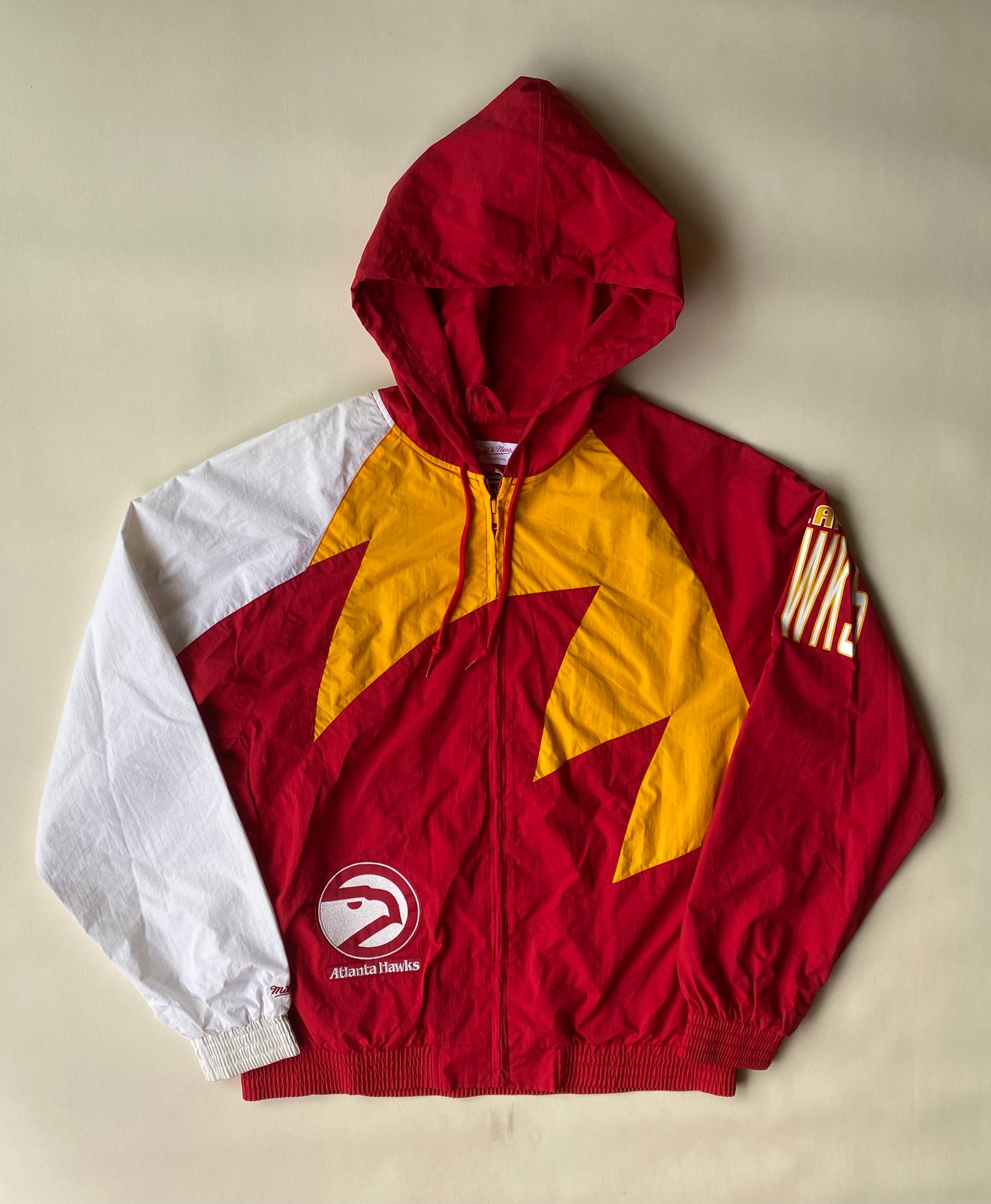 ✅ Veste coupe-vent / pluie Mitchell and Ness, Atlanta Hawks, Jaune/blanc/rouge, L