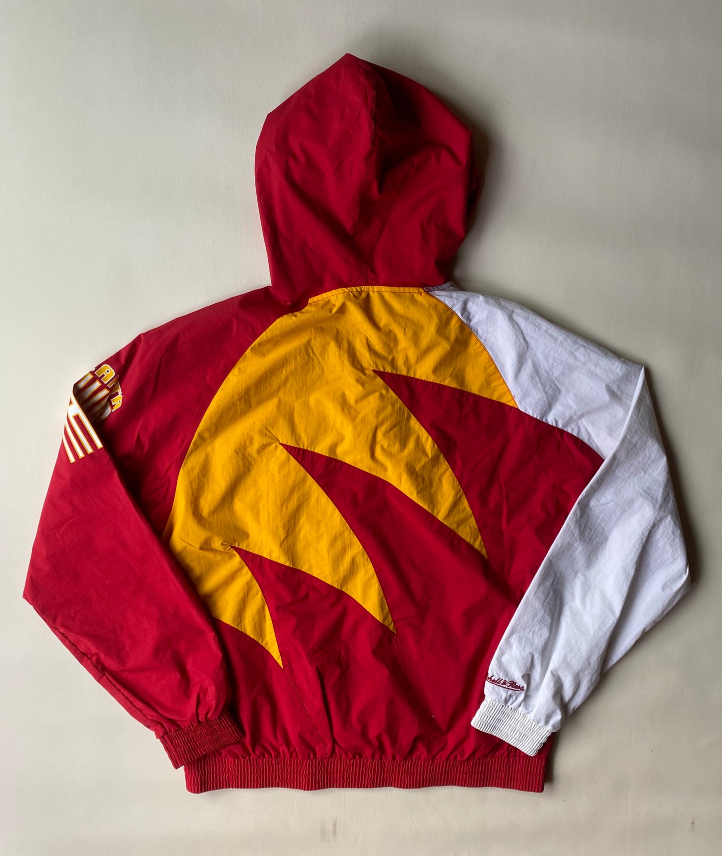 ✅ Veste coupe-vent / pluie Mitchell and Ness, Atlanta Hawks, Jaune/blanc/rouge, L
