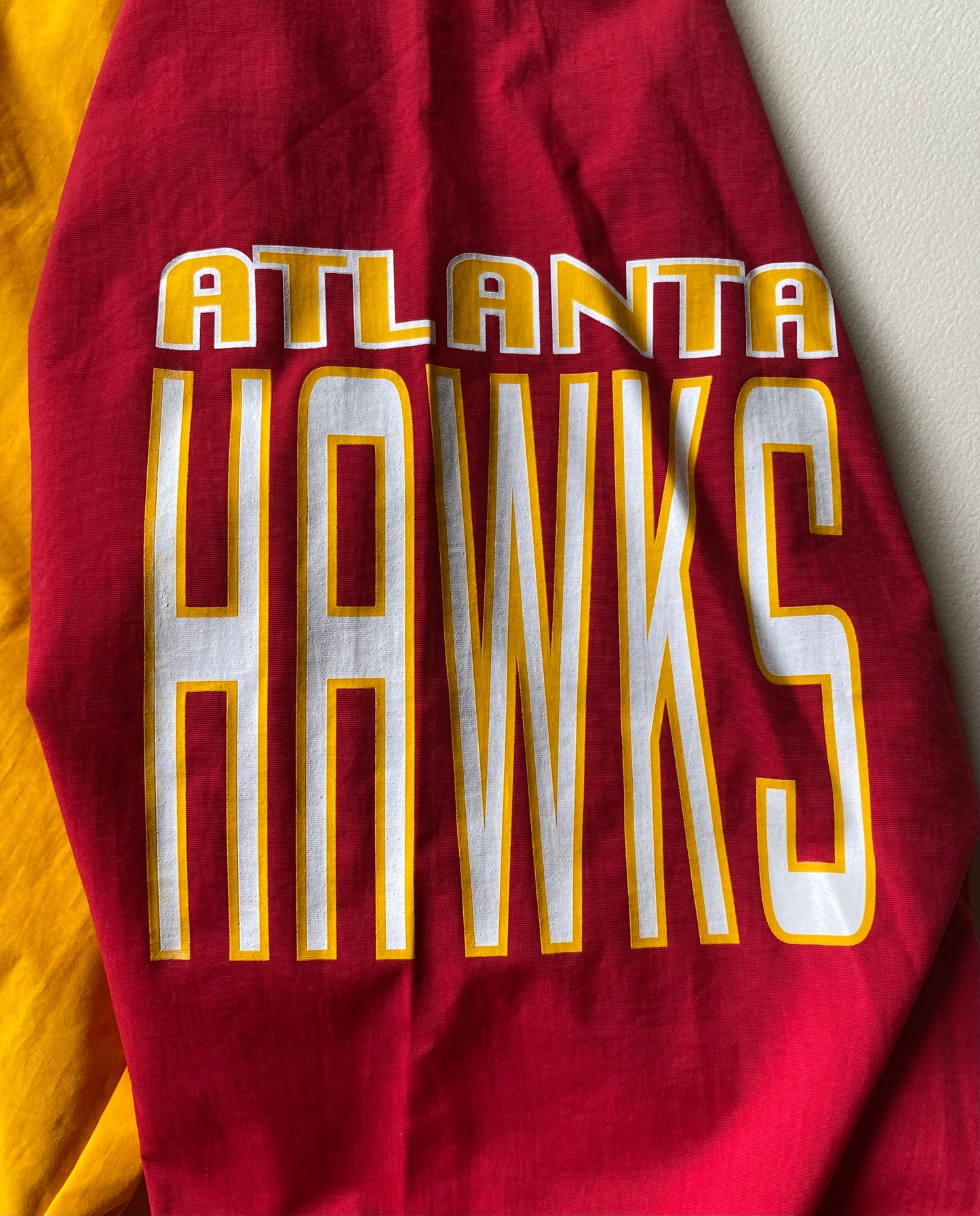 ✅ Veste coupe-vent / pluie Mitchell and Ness, Atlanta Hawks, Jaune/blanc/rouge, L