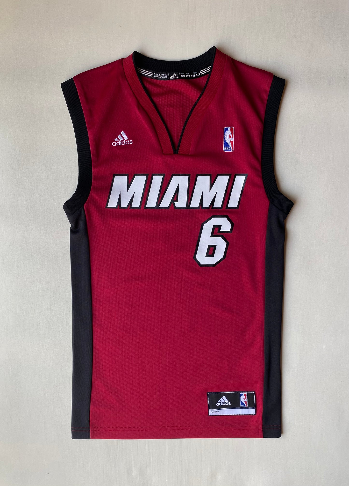 Maillot de basket Adidas, Miami Heat, James, bordeaux, XXS