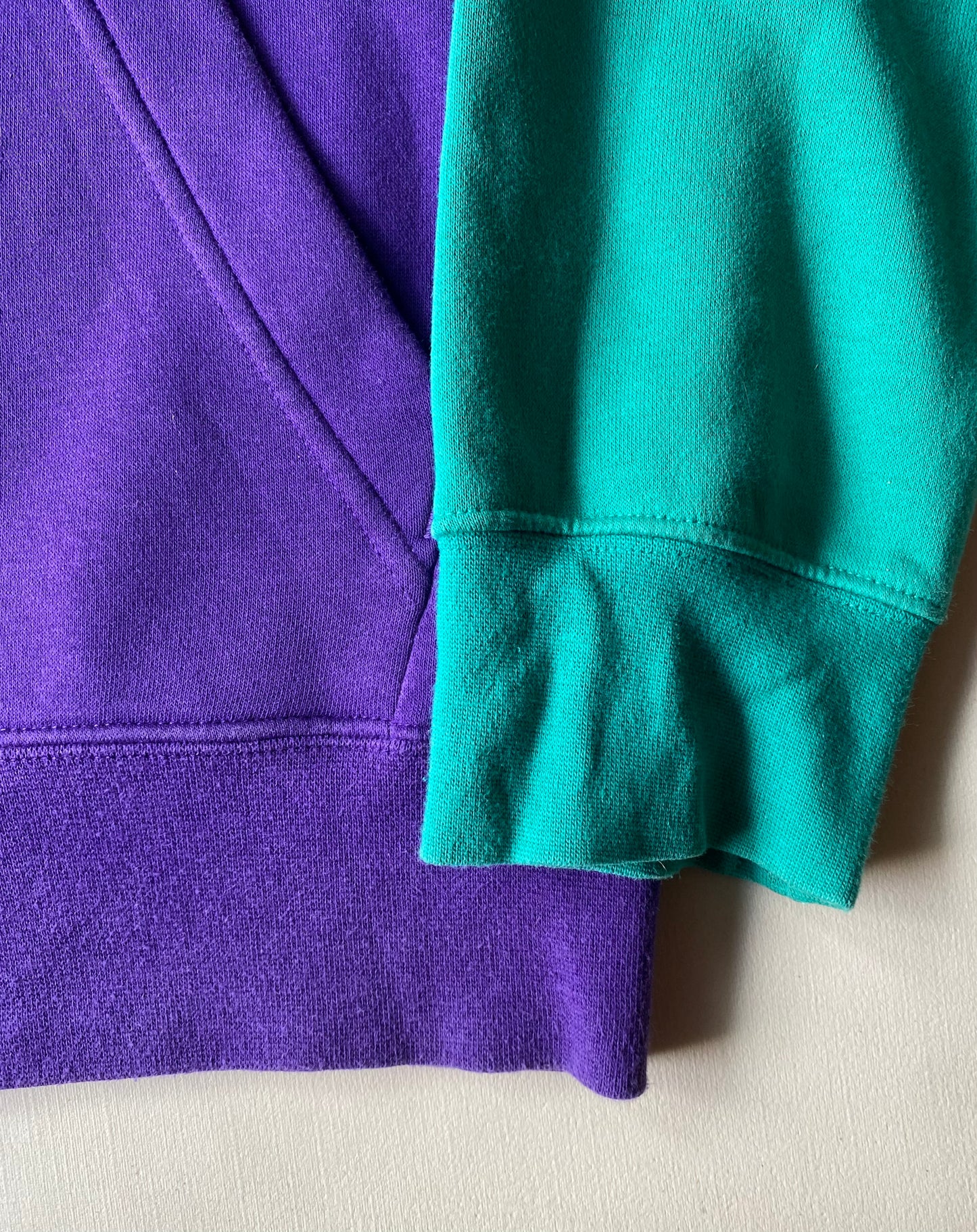 Pull à capuche zippé Jordan, noir / turquoise / violet, S légèrement oversize