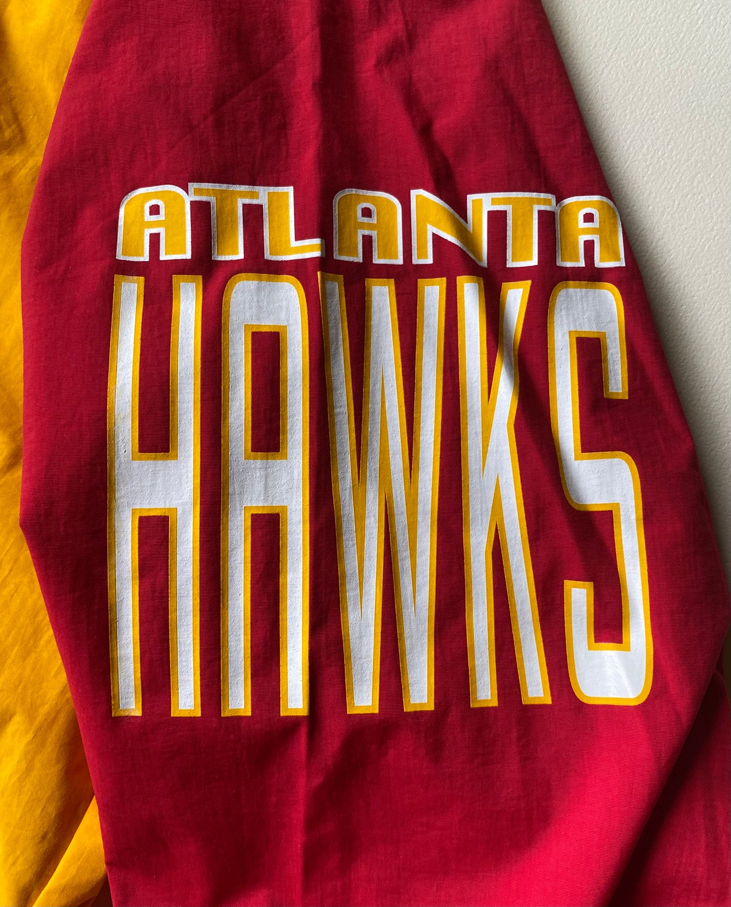 Veste coupe-vent / pluie Mitchell and Ness, Atlanta Hawks, Jaune/blanc/rouge, L