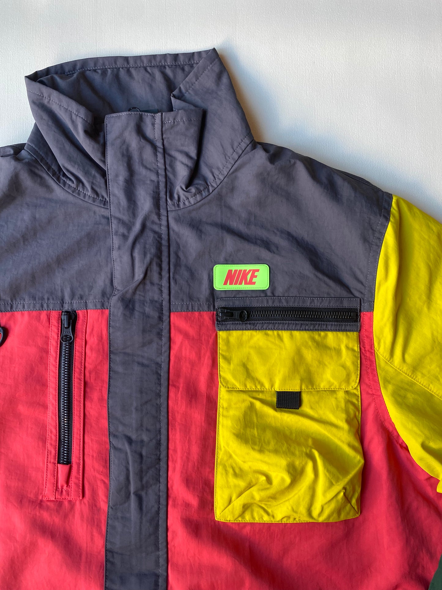 Veste technique Nike, gris/vert/jaune/rose, XS américain (très oversize)