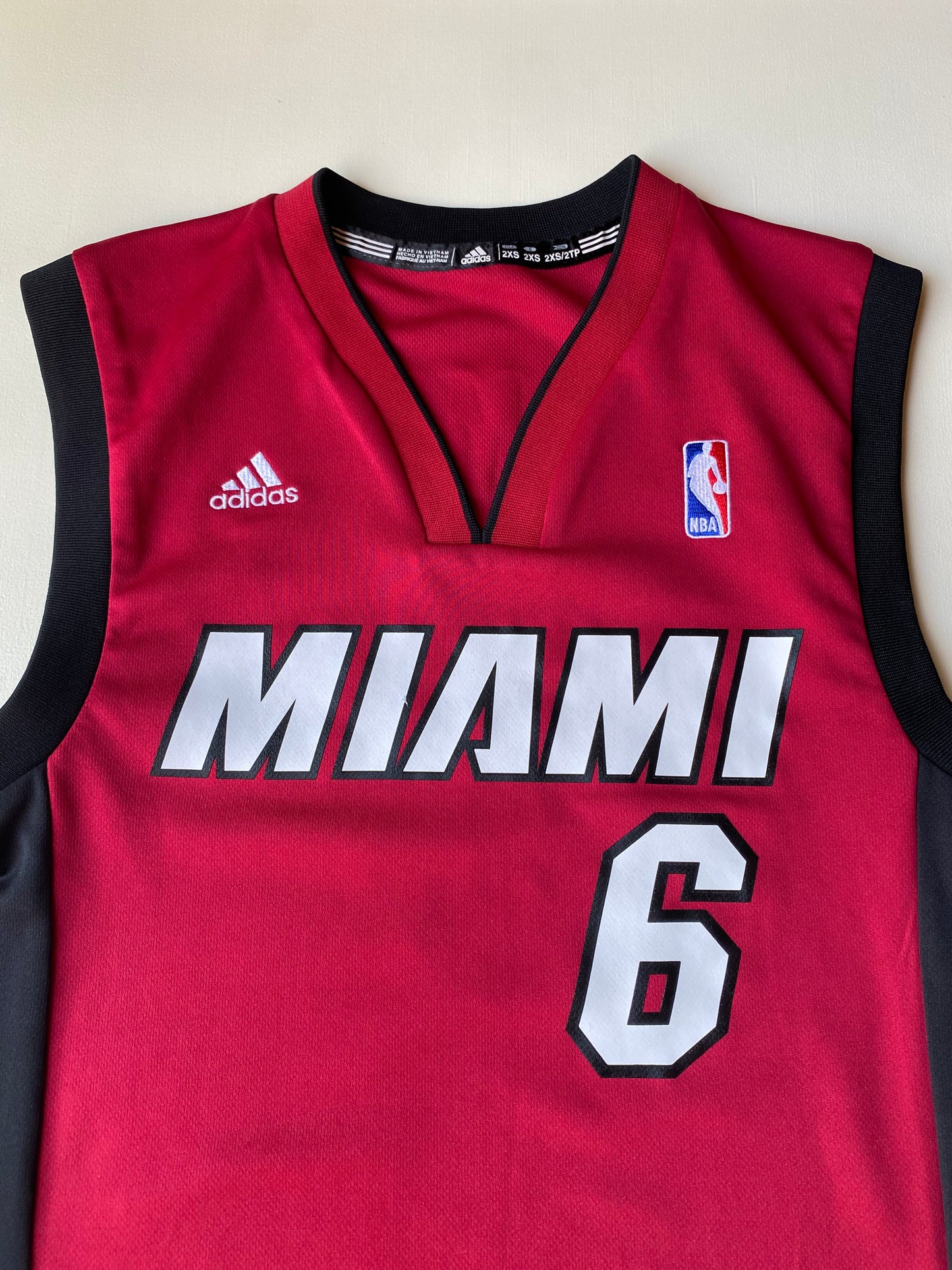 Maillot de basket Adidas, Miami Heat, James, bordeaux, XXS