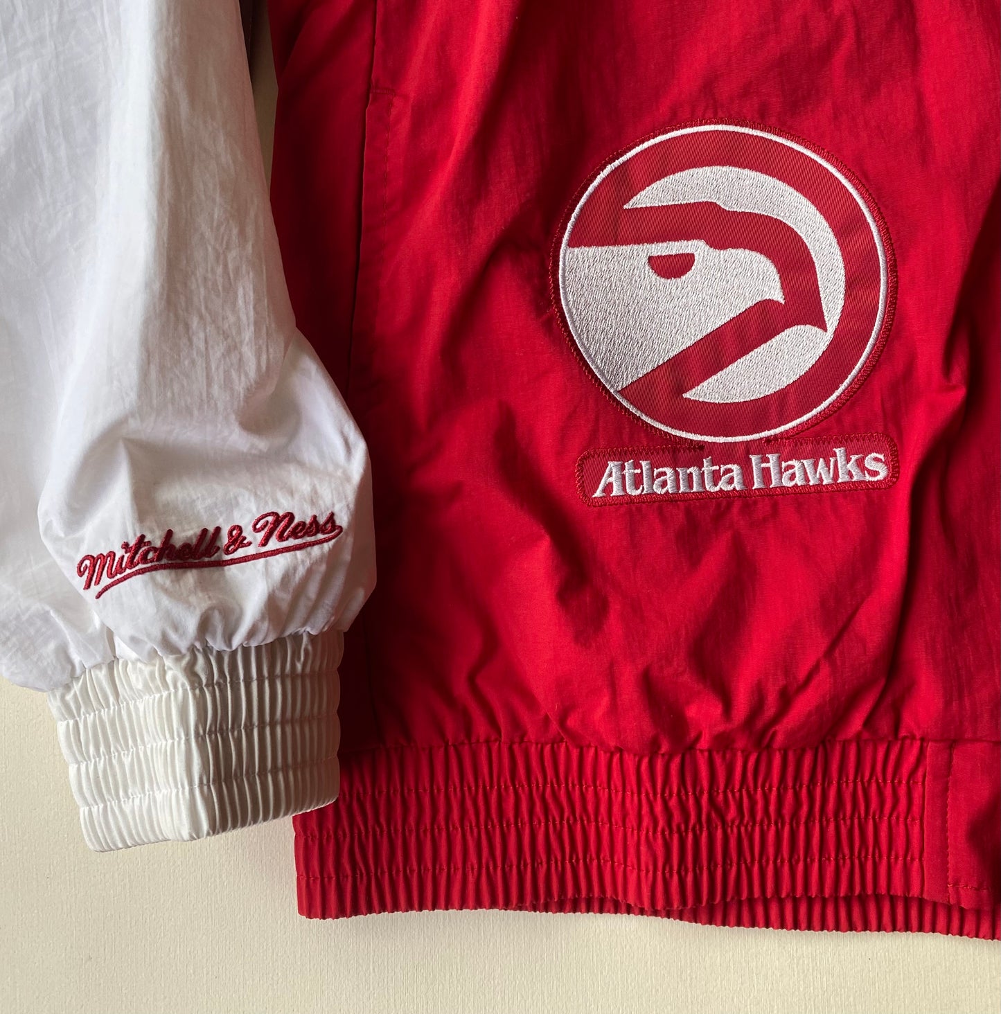 Veste coupe-vent / pluie Mitchell and Ness, Atlanta Hawks, Jaune/blanc/rouge, L