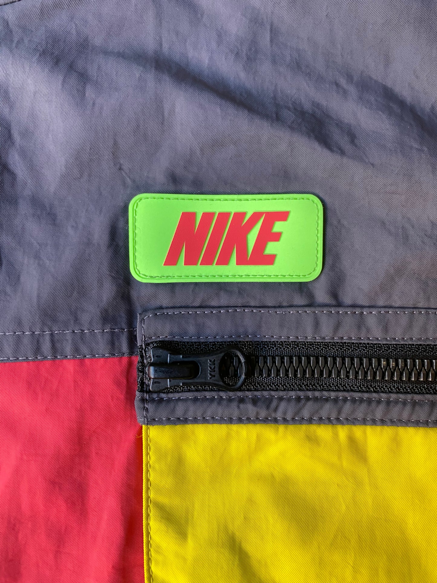 Veste technique Nike, gris/vert/jaune/rose, XS américain (très oversize)