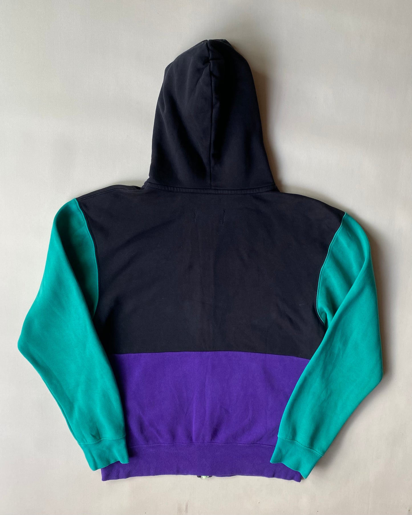 Pull à capuche zippé Jordan, noir / turquoise / violet, S légèrement oversize